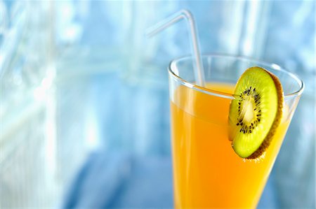 simsearch:825-07078010,k - Glass of orange juice with a slice of kiwi Foto de stock - Con derechos protegidos, Código: 825-06815625