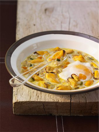 simsearch:825-06816265,k - Mussels marinières with a poached egg Stockbilder - Lizenzpflichtiges, Bildnummer: 825-06815650