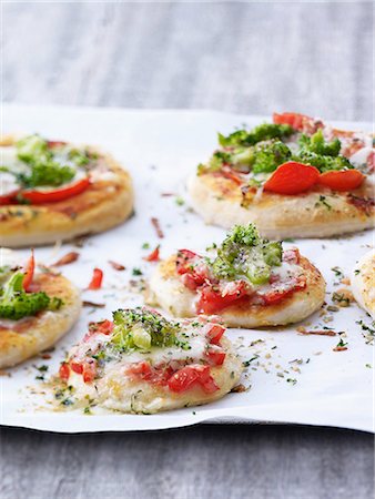 Mini broccoli pizzas Stock Photo - Rights-Managed, Code: 825-06815665