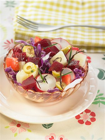 simsearch:652-07655200,k - Beetroot,radish,red cabbage,tomato,seaweed and yuca salad Foto de stock - Con derechos protegidos, Código: 825-06815702