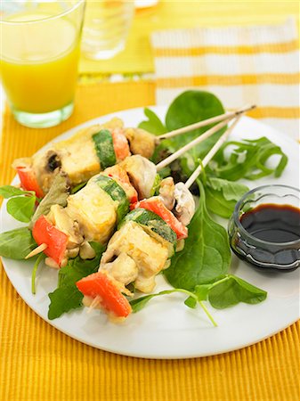 simsearch:825-07649335,k - Tempeh,zucchini,red pepper and onion brochettes Photographie de stock - Rights-Managed, Code: 825-06815717