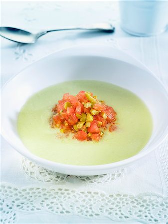 simsearch:652-07656395,k - Cream of celeriac and cucumber soup with diced tomatoes and green olives Foto de stock - Con derechos protegidos, Código: 825-06815710