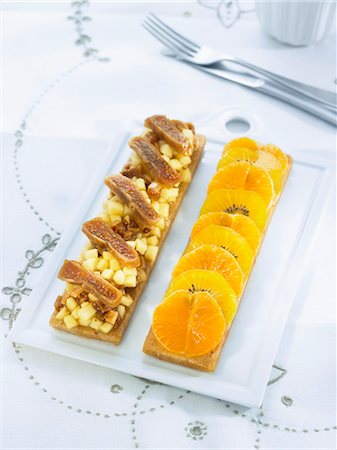 simsearch:652-05808701,k - Apple-fig long rectangular tartlet and tangerine-yellow kiwi long rectangular tartlet Photographie de stock - Rights-Managed, Code: 825-06815730