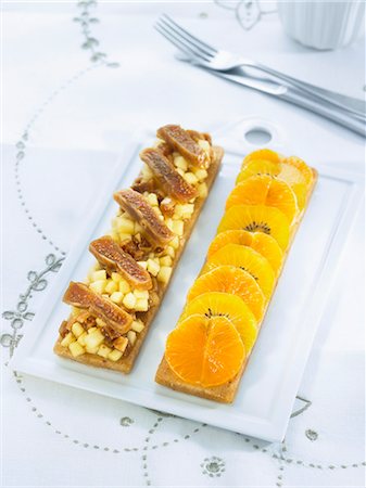 simsearch:825-05989221,k - Apple-fig long rectangular tartlet and tangerine-yellow kiwi long rectangular tartlet Photographie de stock - Rights-Managed, Code: 825-06815730