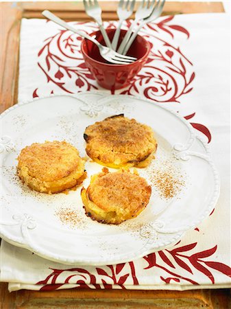 simsearch:825-07078104,k - Small crunchy apple and cinnamon tartlets Photographie de stock - Rights-Managed, Code: 825-06815764