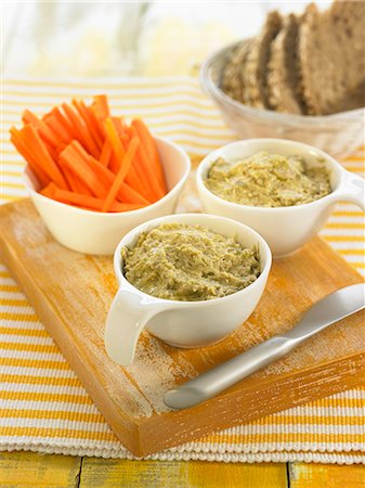 simsearch:825-06816952,k - Artichoke and kombu dip cream with raw carrots Photographie de stock - Rights-Managed, Code: 825-06815766