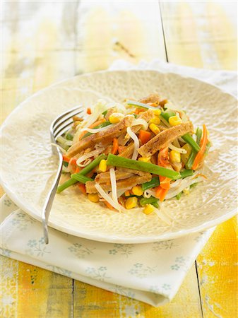 simsearch:825-07077095,k - Sauteed seitan with carrots,green beans,sweet corn and beansprouts Photographie de stock - Rights-Managed, Code: 825-06815768