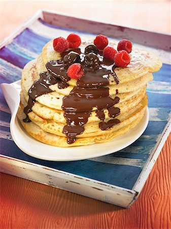 simsearch:825-06817338,k - Pancakes with melted chocolate and raspberries Photographie de stock - Rights-Managed, Code: 825-06815778
