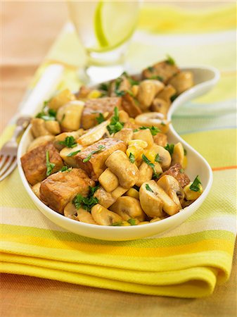 simsearch:652-05807808,k - Tempeh with mushrooms,sweet corn and parsley Photographie de stock - Rights-Managed, Code: 825-06815794