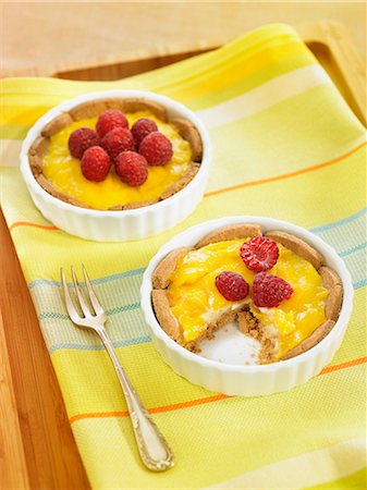 peaches yellow - Peach-raspberry tartlets Photographie de stock - Rights-Managed, Code: 825-06815793