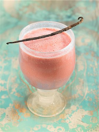 simsearch:825-06817407,k - Strawberry and vanilla milkshake Photographie de stock - Rights-Managed, Code: 825-06815804