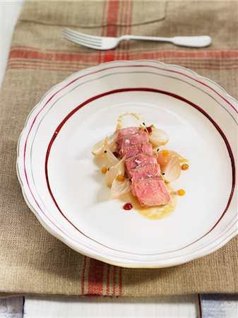 simsearch:652-05808103,k - Lamb entrecôte with shallots Photographie de stock - Rights-Managed, Code: 825-06815811