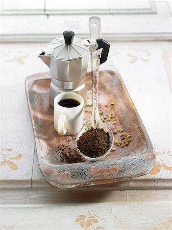 simsearch:825-06816327,k - Spoonful of instant coffee,cup of black coffee and coffee pot Stockbilder - Lizenzpflichtiges, Bildnummer: 825-06815878