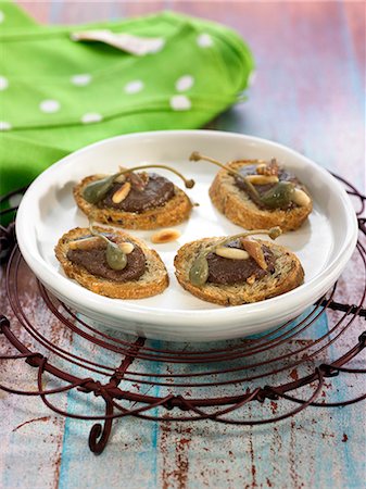 simsearch:652-05809130,k - Black olive tapenade,caper and pine nut canapés Foto de stock - Con derechos protegidos, Código: 825-06815927