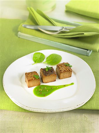 simsearch:825-06316760,k - Tofu cubes coated with linseeds ,pureed spinach sauce Photographie de stock - Rights-Managed, Code: 825-06815928