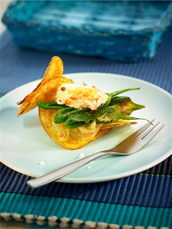 simsearch:652-03804991,k - Potato crisp,small green pepper and Dublin Bay prawn appetizer Photographie de stock - Rights-Managed, Code: 825-06815935