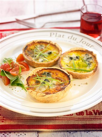 simsearch:652-05807192,k - Roquefort-leek mini quiches Photographie de stock - Rights-Managed, Code: 825-06815949
