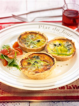 simsearch:825-06315483,k - Roquefort-leek mini quiches Stockbilder - Lizenzpflichtiges, Bildnummer: 825-06815949