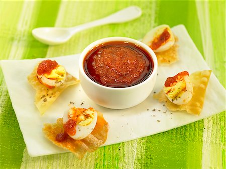 simsearch:825-07077630,k - Tomato salsa with crispy egg appetizers Foto de stock - Con derechos protegidos, Código: 825-06815955
