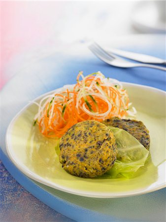 simsearch:652-06818786,k - Red cabbage and zucchini vegetable patties Foto de stock - Con derechos protegidos, Código: 825-06815967