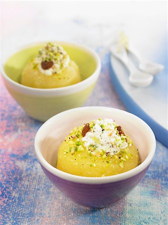 simsearch:825-06816846,k - Steam-cooked apples with Requeson cheese and crushed pistachios Foto de stock - Con derechos protegidos, Código: 825-06815969