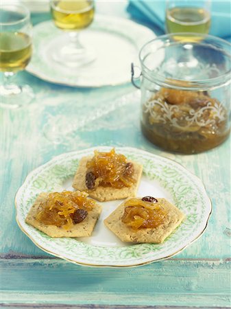 simsearch:825-07077701,k - Onion,saffron and raisin jam on crackers Stockbilder - Lizenzpflichtiges, Bildnummer: 825-06815970