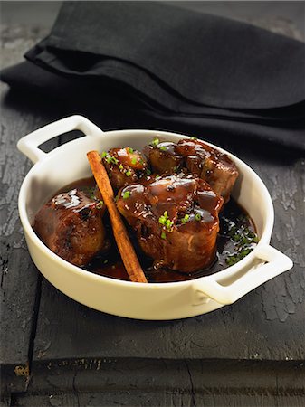 simsearch:825-06817453,k - Oxtail cooked in red wine and cinnamon Foto de stock - Direito Controlado, Número: 825-06816018