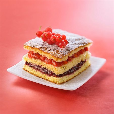 simsearch:825-05836349,k - Sponge cake with summer fruit Stockbilder - Lizenzpflichtiges, Bildnummer: 825-06816024