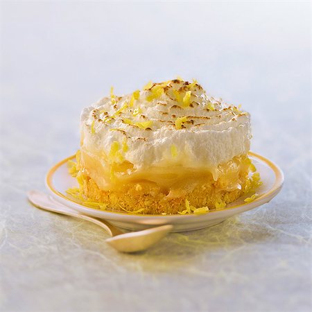 simsearch:825-06817331,k - Lemon meringue crisp Palet Photographie de stock - Rights-Managed, Code: 825-06816027