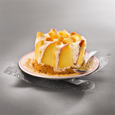 simsearch:825-07076791,k - Ricotta mousse,peach and thinly sliced almond dessert Photographie de stock - Rights-Managed, Code: 825-06816031