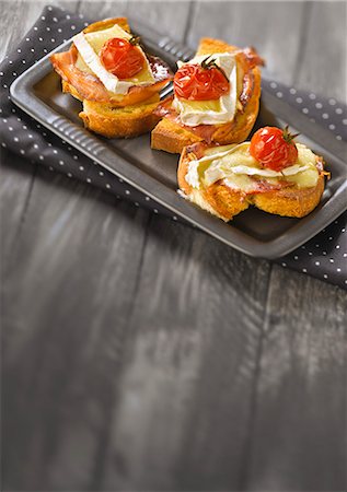 simsearch:825-06815457,k - Camembert,tomato and raw ham Crostini Foto de stock - Con derechos protegidos, Código: 825-06816049