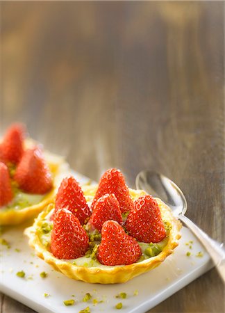 simsearch:652-07655856,k - Strawberry and pistachio cream tartlet Photographie de stock - Rights-Managed, Code: 825-06816054