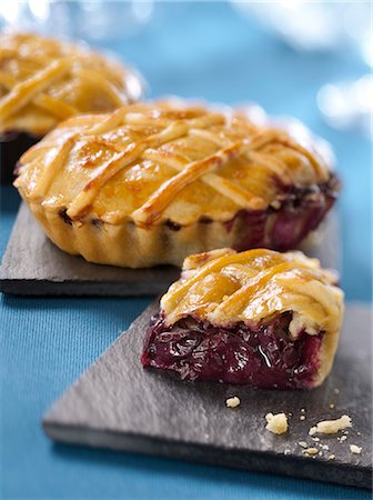 simsearch:825-06816502,k - Individual blueberry pies Foto de stock - Con derechos protegidos, Código: 825-06816057