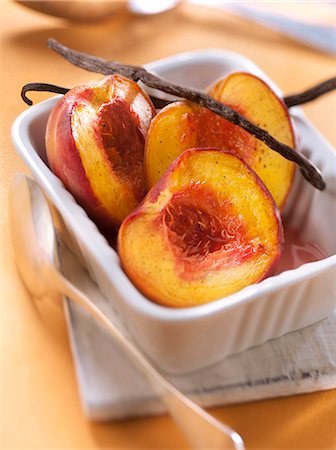 simsearch:652-06819338,k - Vanilla-flavored roasted peaches Foto de stock - Con derechos protegidos, Código: 825-06816060