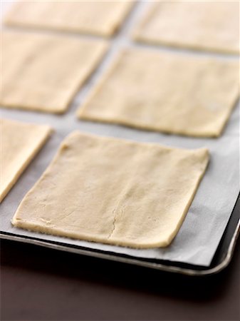 fornellino elettrico - Squares of uncooked puff pastry Fotografie stock - Rights-Managed, Codice: 825-06816088