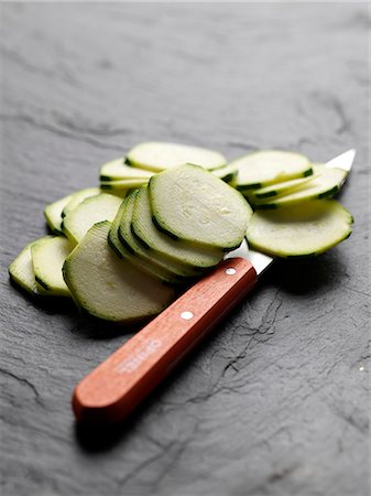 simsearch:652-05808144,k - Slicing a zucchini Photographie de stock - Rights-Managed, Code: 825-06816094