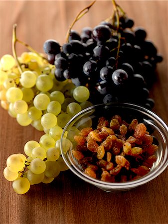 simsearch:825-06048579,k - Grapes and raisins Photographie de stock - Rights-Managed, Code: 825-06816104