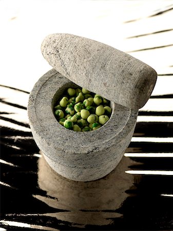 simsearch:825-06816297,k - Peas with wasabi in a mortar Foto de stock - Direito Controlado, Número: 825-06816176