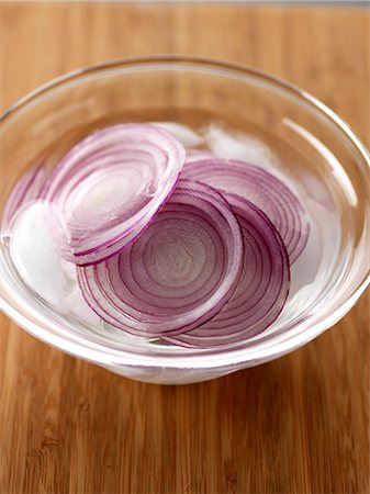 simsearch:825-05989251,k - Soaking the sliced onion rings in ice cold water Photographie de stock - Rights-Managed, Code: 825-06816171