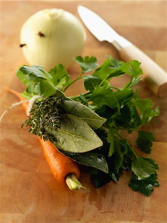 simsearch:825-06816373,k - Bouquet garni,carrot and an onion pricked with cloves Fotografie stock - Rights-Managed, Codice: 825-06816186