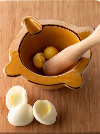 simsearch:825-06816373,k - Crushing the hard-boiled egg yolks in a mortar Fotografie stock - Rights-Managed, Codice: 825-06816196