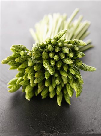 simsearch:652-06818760,k - Bunch of wild asparagus Photographie de stock - Rights-Managed, Code: 825-06816203