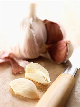Peeling cloves of garlic Foto de stock - Con derechos protegidos, Código: 825-06816247