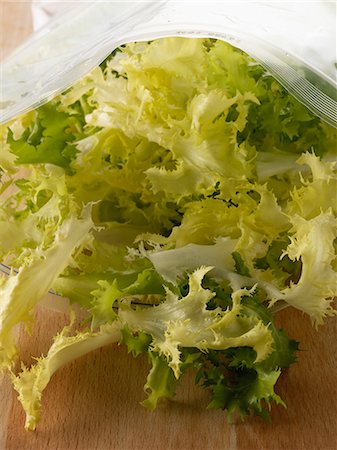 simsearch:825-06816395,k - Curly endive in a plastic bag Photographie de stock - Rights-Managed, Code: 825-06816266