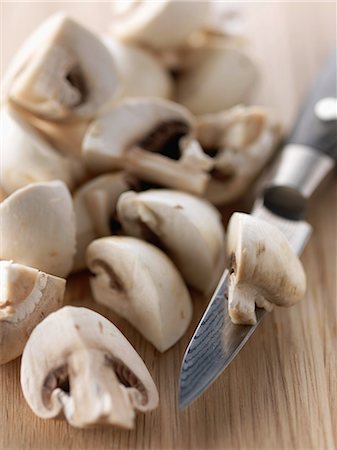 Slicing the button mushrooms Foto de stock - Con derechos protegidos, Código: 825-06816304