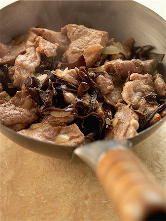 simsearch:825-06816395,k - Cooking the pork with the black mushrooms Photographie de stock - Rights-Managed, Code: 825-06816301