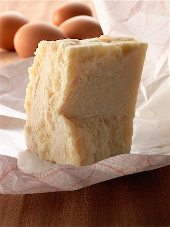 parmesano - Piece of parmesan Foto de stock - Con derechos protegidos, Código: 825-06816339