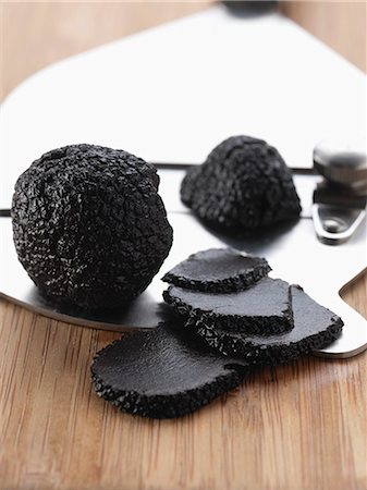 simsearch:825-06816395,k - Slicing a black truffle Photographie de stock - Rights-Managed, Code: 825-06816344