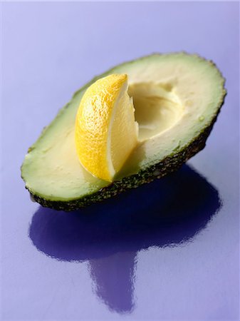 simsearch:652-05807030,k - Coating the half avocado with lemon juice Foto de stock - Con derechos protegidos, Código: 825-06816347