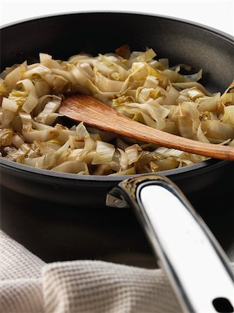 simsearch:825-06816395,k - Browning the chopped chicory in a frying pan Photographie de stock - Rights-Managed, Code: 825-06816385